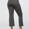 Hoch taillierte, kurz geschnittene Hose aus Doppelstrick