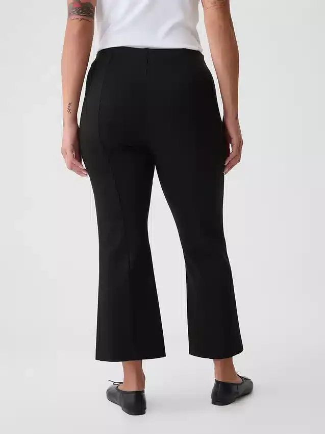Hoch taillierte, kurz geschnittene Hose aus Doppelstrick