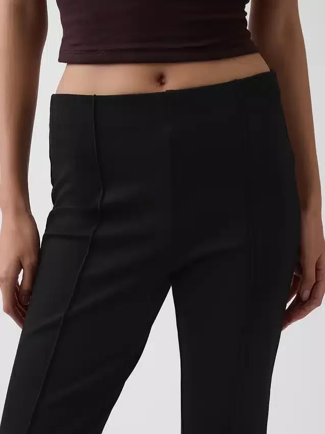 Hoch taillierte, kurz geschnittene Hose aus Doppelstrick