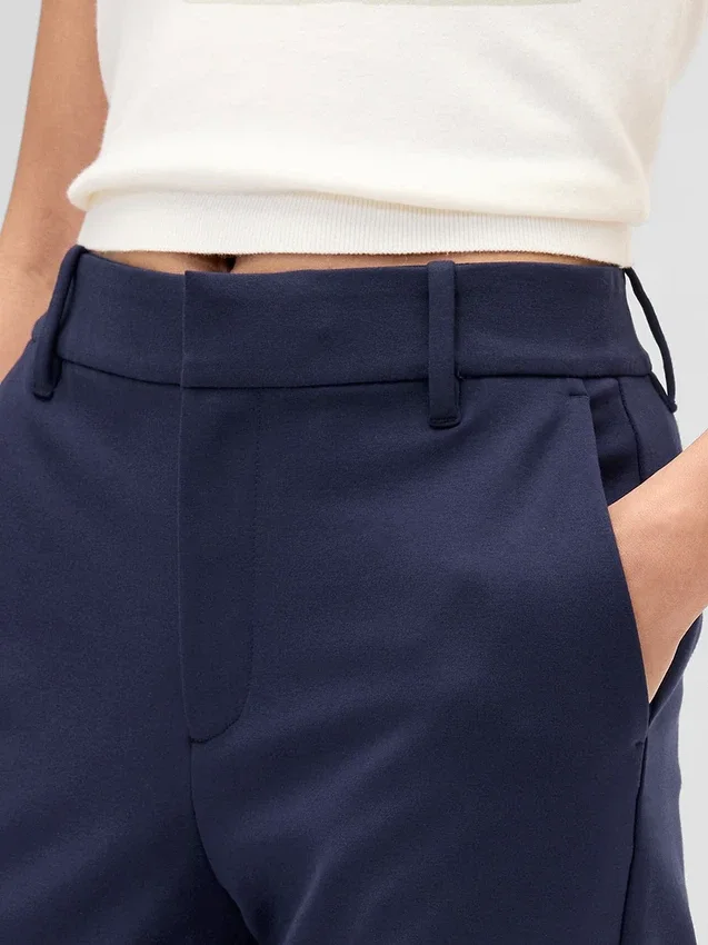 Hoch taillierte, schmal geschnittene Crop-Hose aus Doppelstrick