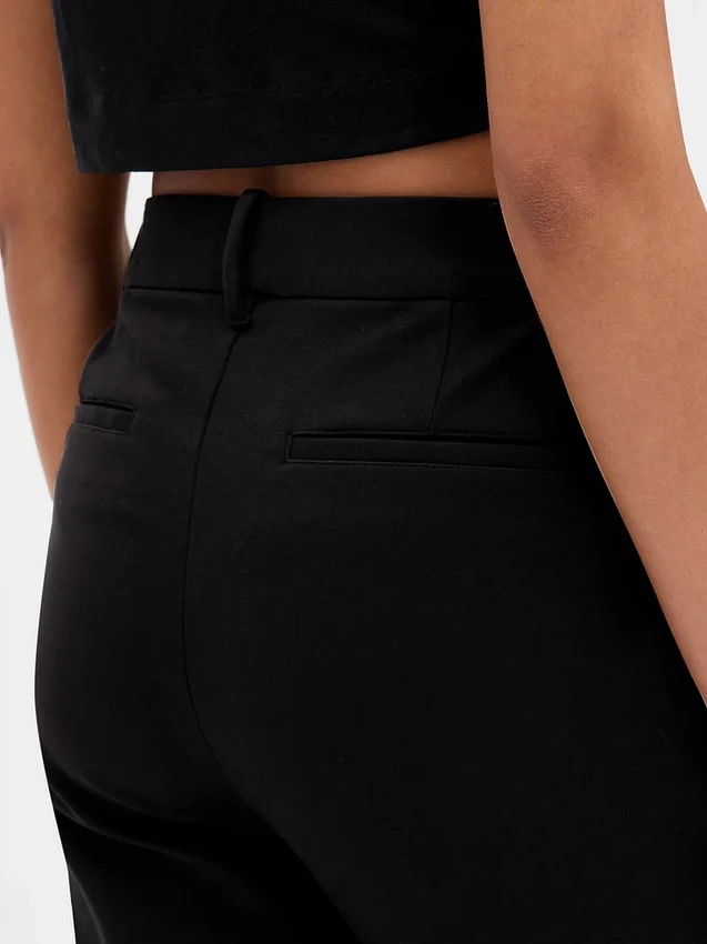 Hoch taillierte, schmal geschnittene Crop-Hose aus Doppelstrick
