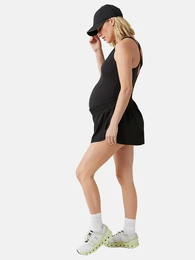 Ingrid und Isabel – das Tennis-Umstandsmode-Kleid