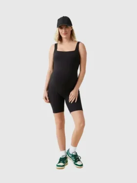 Ingrid und Isabel – der kurze Active-Unitard-Shorts-Jumpsuit für Umstandsmode