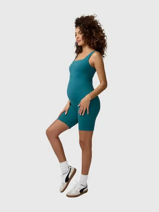 Ingrid und Isabel – der kurze Active-Unitard-Shorts-Jumpsuit für Umstandsmode