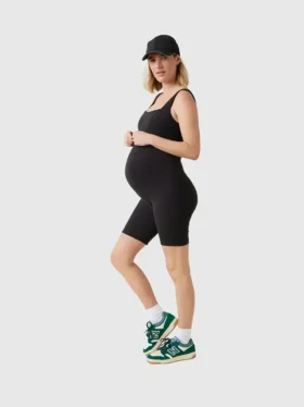 Ingrid und Isabel – der kurze Active-Unitard-Shorts-Jumpsuit für Umstandsmode