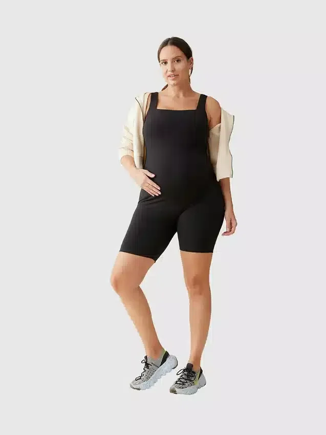 Ingrid und Isabel – der kurze Active-Unitard-Shorts-Jumpsuit für Umstandsmode