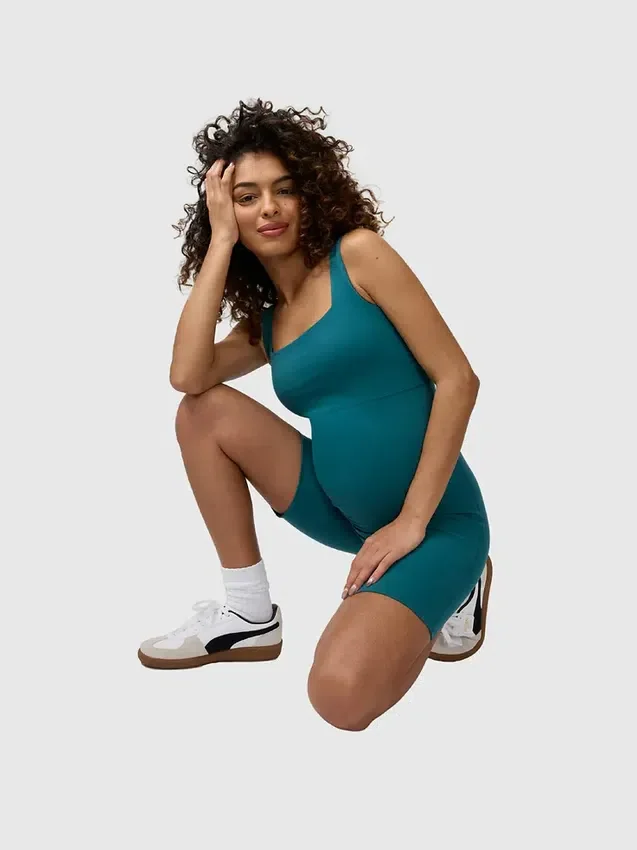 Ingrid und Isabel – der kurze Active-Unitard-Shorts-Jumpsuit für Umstandsmode