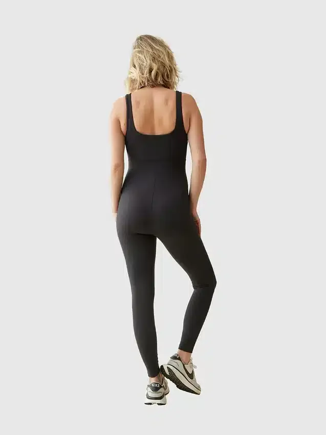 Ingrid und Isabel – der lange schwarze Active-Unitard-Jumpsuit in Umstandsmode