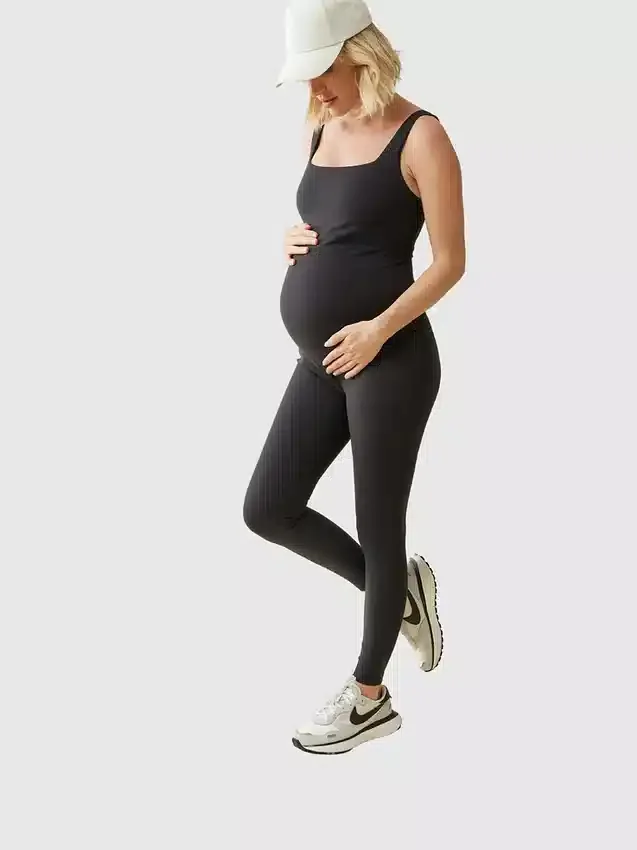 Ingrid und Isabel – der lange schwarze Active-Unitard-Jumpsuit in Umstandsmode