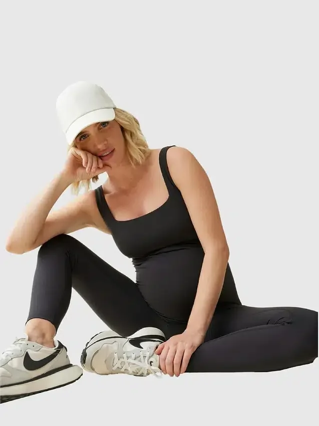 Ingrid und Isabel – der lange schwarze Active-Unitard-Jumpsuit in Umstandsmode