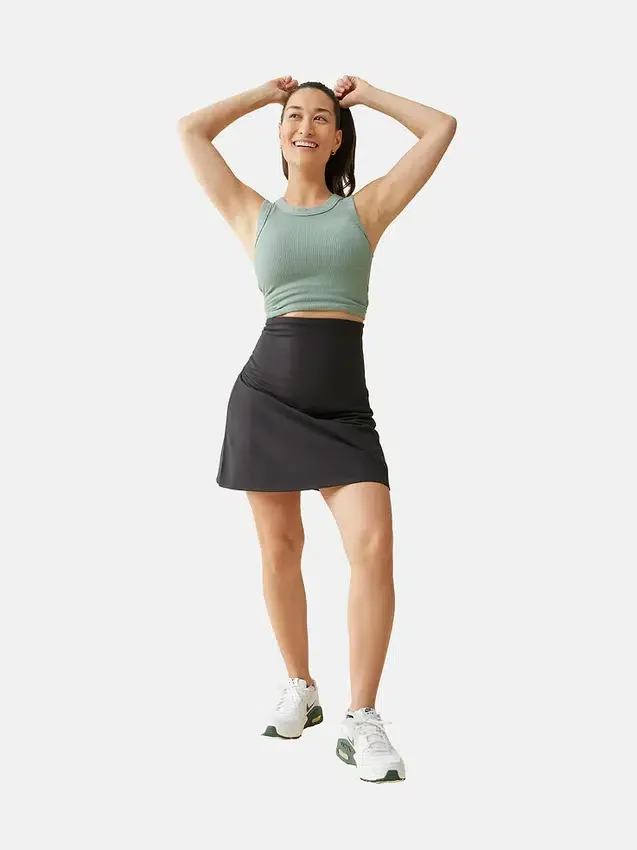 Ingrid und Isabel – Der schwarze Postpartum-Support-Skort für frischgebackene Mamas