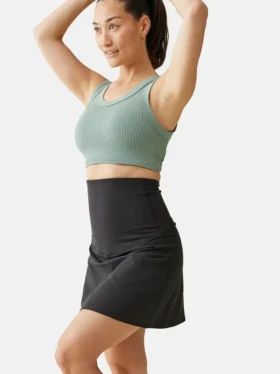 Ingrid und Isabel – Der schwarze Postpartum-Support-Skort für frischgebackene Mamas