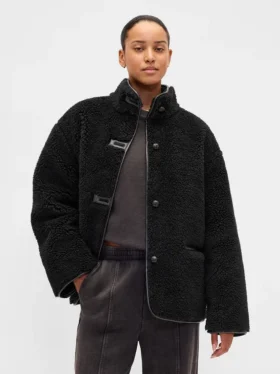 Jacke aus recyceltem Sherpa mit veganen Lederbesätzen