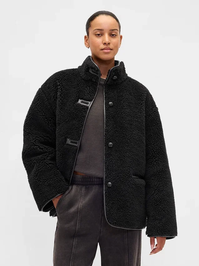Jacke aus recyceltem Sherpa mit veganen Lederbesätzen
