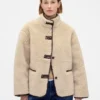 Jacke aus recyceltem Sherpa mit veganen Lederbesätzen