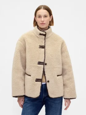 Jacke aus recyceltem Sherpa mit veganen Lederbesätzen