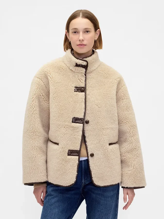 Jacke aus recyceltem Sherpa mit veganen Lederbesätzen