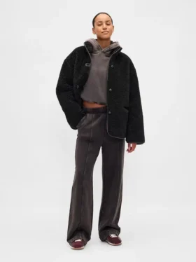 Jacke aus recyceltem Sherpa mit veganen Lederbesätzen