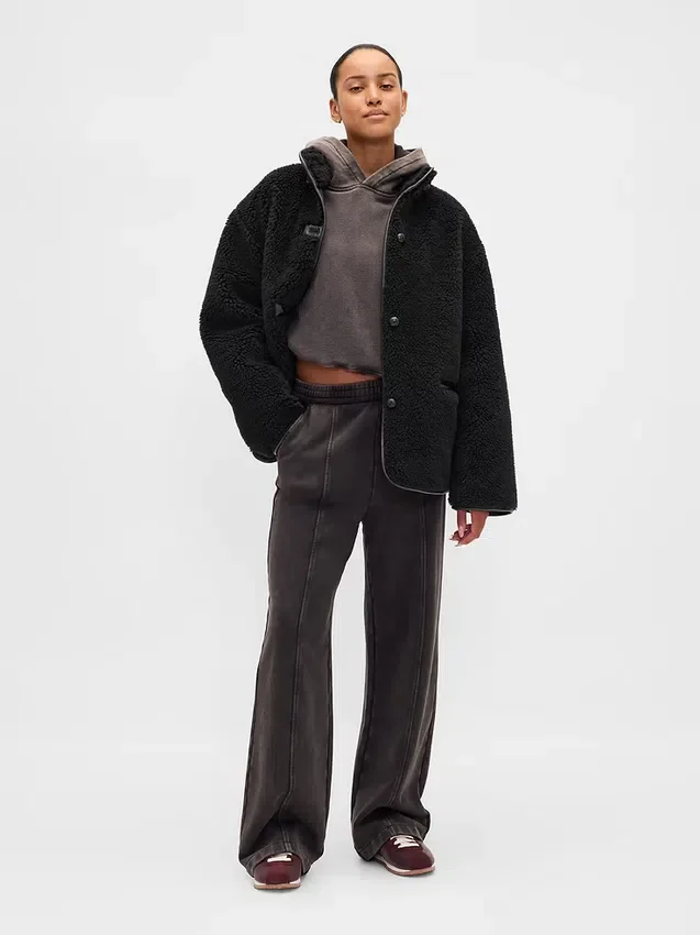 Jacke aus recyceltem Sherpa mit veganen Lederbesätzen