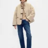 Jacke aus recyceltem Sherpa mit veganen Lederbesätzen