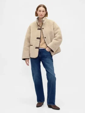 Jacke aus recyceltem Sherpa mit veganen Lederbesätzen