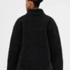 Jacke aus recyceltem Sherpa mit veganen Lederbesätzen