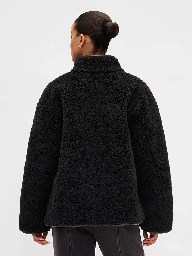 Jacke aus recyceltem Sherpa mit veganen Lederbesätzen