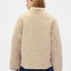 Jacke aus recyceltem Sherpa mit veganen Lederbesätzen