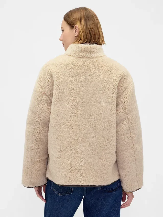 Jacke aus recyceltem Sherpa mit veganen Lederbesätzen
