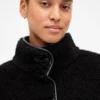Jacke aus recyceltem Sherpa mit veganen Lederbesätzen