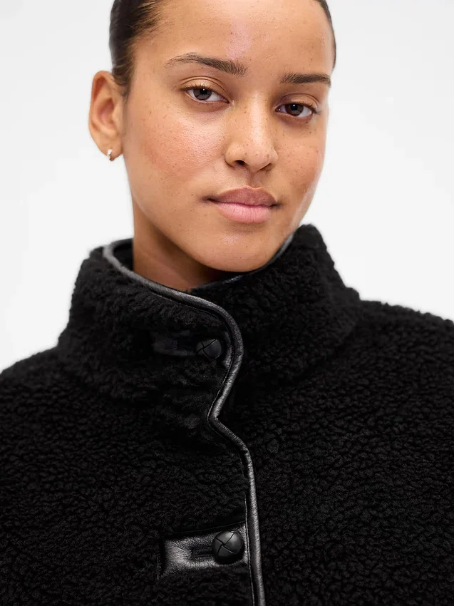 Jacke aus recyceltem Sherpa mit veganen Lederbesätzen