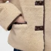Jacke aus recyceltem Sherpa mit veganen Lederbesätzen