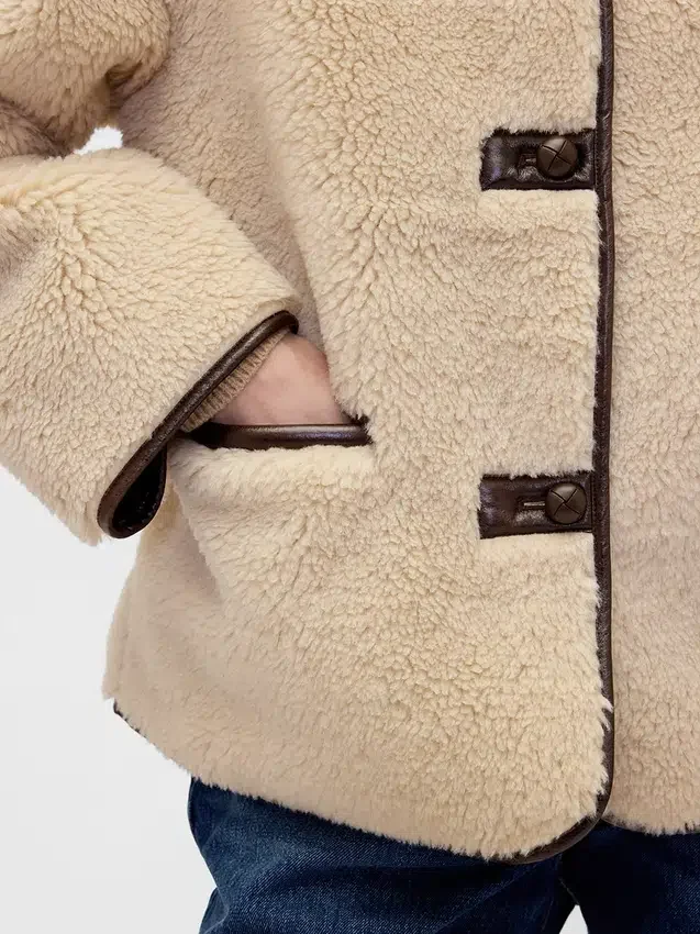 Jacke aus recyceltem Sherpa mit veganen Lederbesätzen