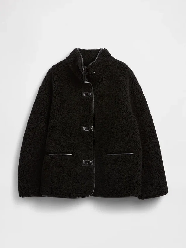 Jacke aus recyceltem Sherpa mit veganen Lederbesätzen
