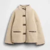 Jacke aus recyceltem Sherpa mit veganen Lederbesätzen