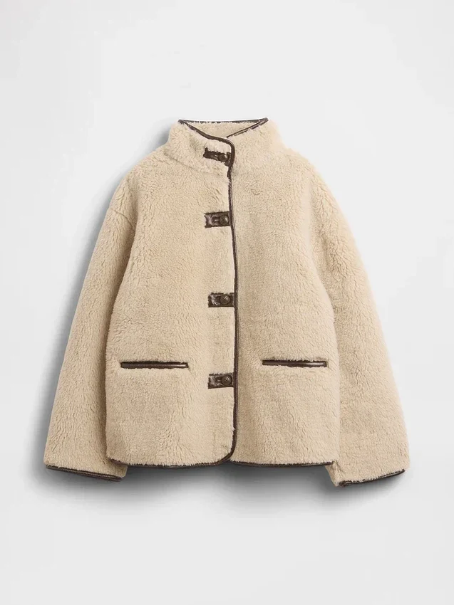 Jacke aus recyceltem Sherpa mit veganen Lederbesätzen