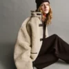 Jacke aus recyceltem Sherpa mit veganen Lederbesätzen