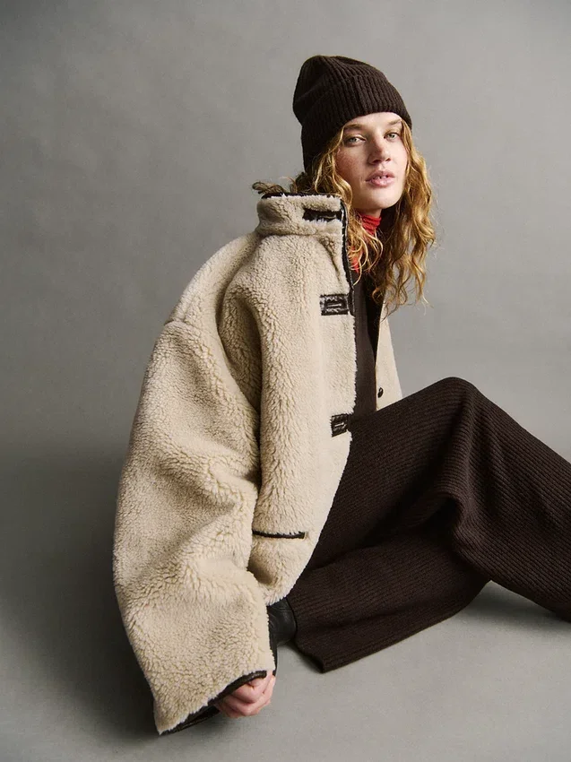 Jacke aus recyceltem Sherpa mit veganen Lederbesätzen