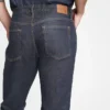 Jeans im athletischen, konisch zulaufenden Schnitt