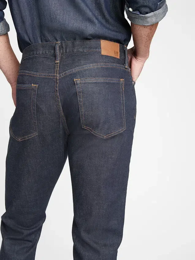 Jeans im athletischen, konisch zulaufenden Schnitt