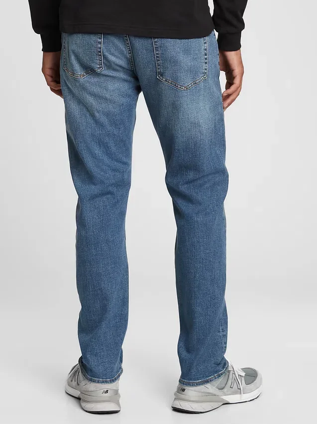 Jeans im athletischen, konisch zulaufenden Schnitt
