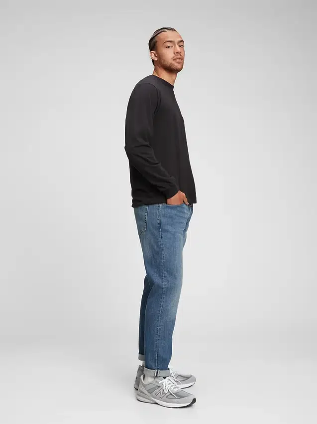 Jeans im athletischen, konisch zulaufenden Schnitt