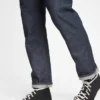 Jeans im athletischen, konisch zulaufenden Schnitt