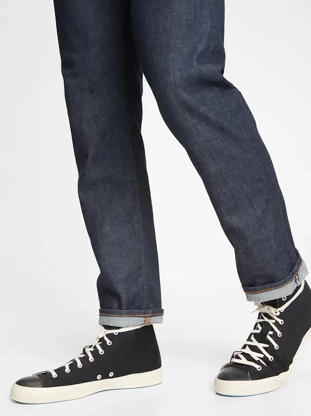 Jeans im athletischen, konisch zulaufenden Schnitt