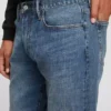 Jeans im athletischen, konisch zulaufenden Schnitt