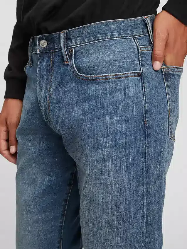 Jeans im athletischen, konisch zulaufenden Schnitt