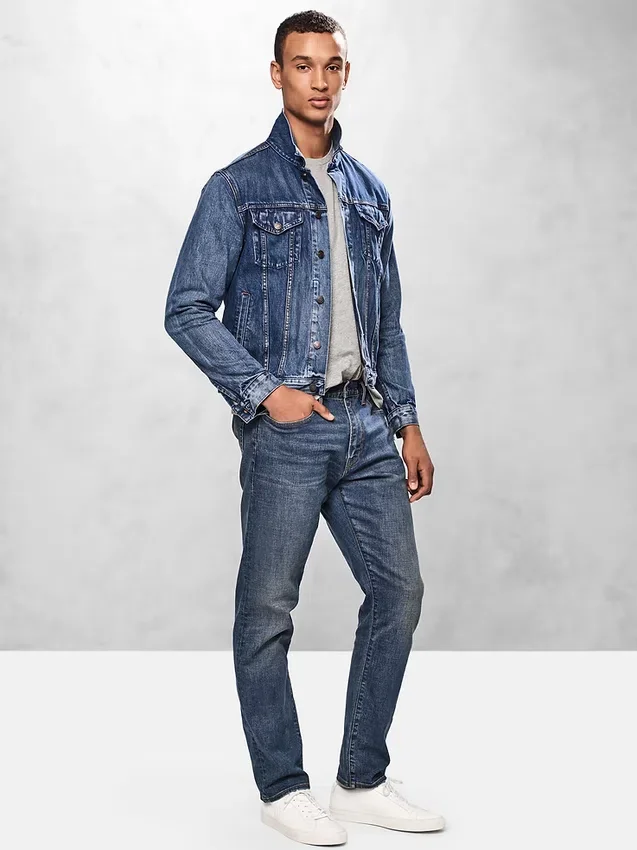 Jeans im athletischen, konisch zulaufenden Schnitt