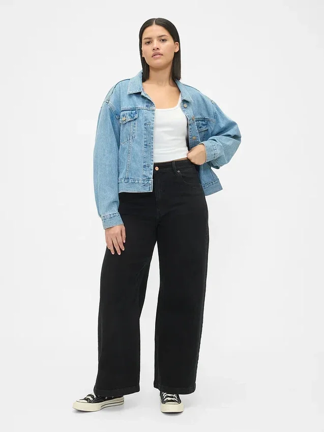 Jeans mit extra hoher Leibhöhe und weitem Bein