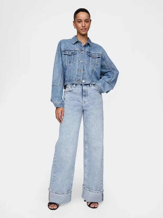 Jeans mit hoher Leibhöhe, weitem Bein und Umschlag