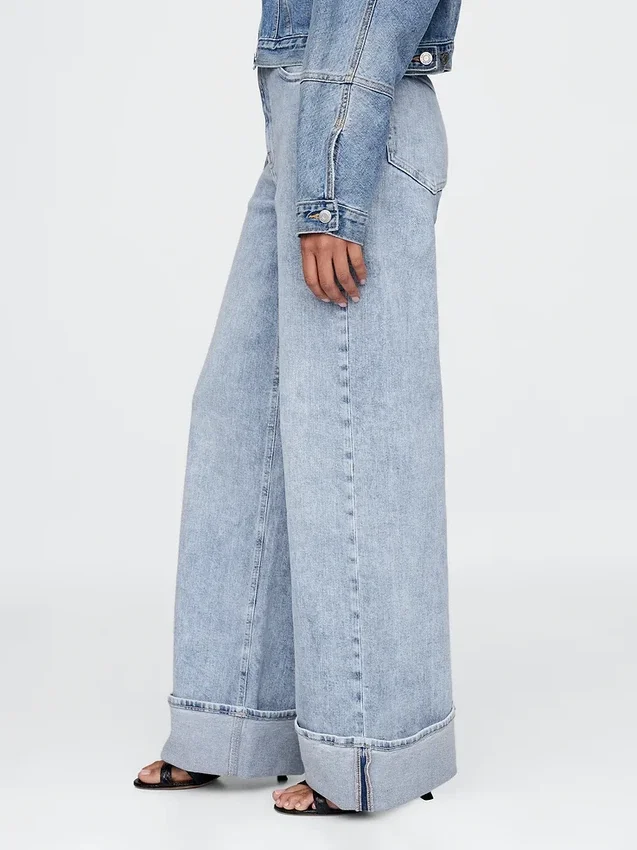 Jeans mit hoher Leibhöhe, weitem Bein und Umschlag